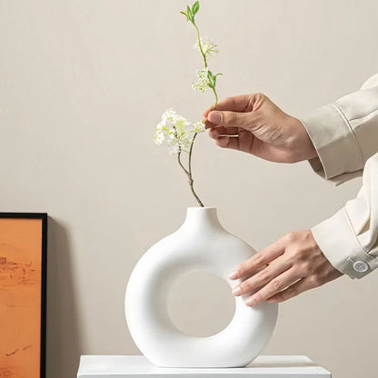 Elevate Your Space with Our Modern Flat Minimalist Donut-Shaped Vase - Perfect for Single Flower Arrangements and Elegant Home Decor